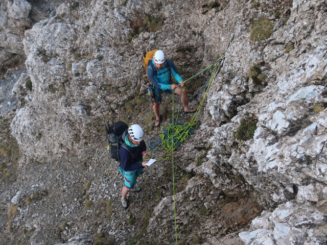 Kalbling-Nordwestgrat: Romana und Stefan am Stand nach der 1. Seill&auml;nge (5. Juni)