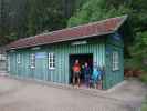 Frank, Romana und Stefan im Bahnhof Johnsbach im Nationalpark, 588 m (5. Juni)