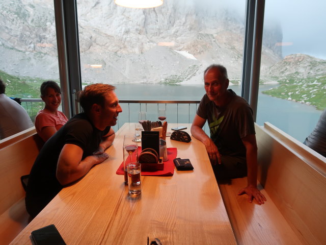 Larissa, Christoph und Frank in der Wolayerseehütte, 1.967 m (25. Juni)