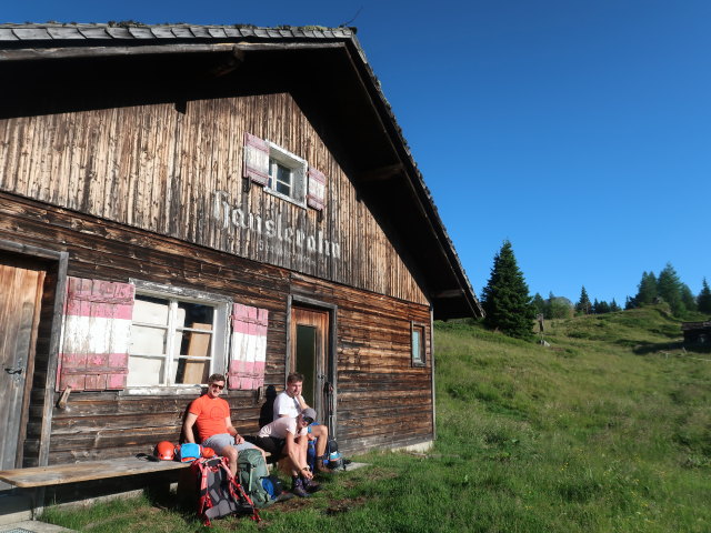 Christian, Sarah und Georg auf der Häusleralm, 1.868 m (2. Juli)