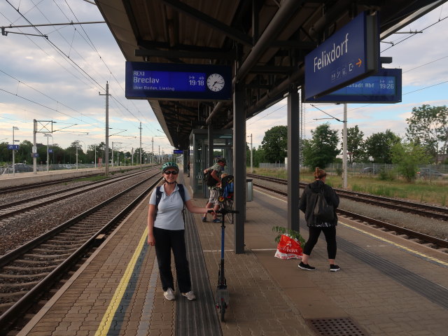 Sabine im Bahnhof Felixdorf, 277 m