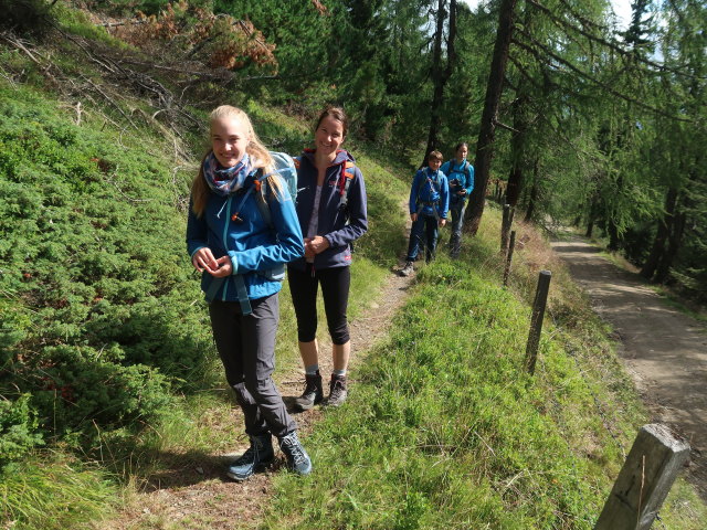 Katja Lin, Karin, Tim und Sonja zwischen Gamperlehütte und Böses Weibele