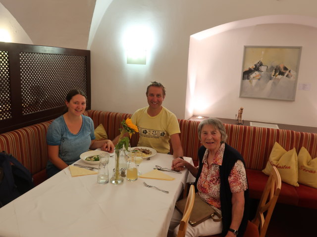 Sabine, ich und Oma im Alten Sch&uuml;ttkasten in Geras