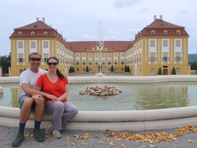 Ich und Sabine beim Schloss Hof, 166 m