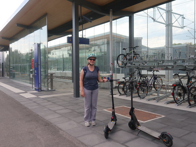 Sabine im Bahnhof Ternitz, 393 m