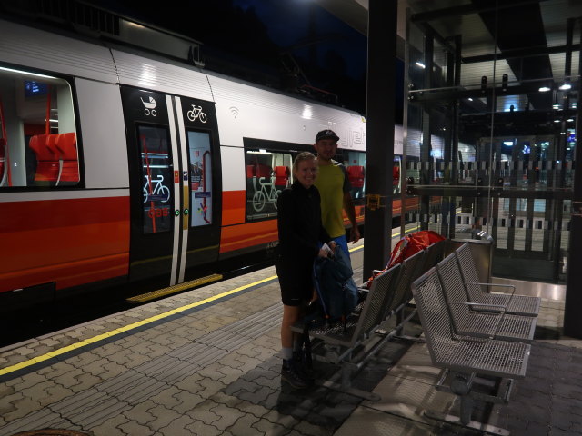 Sarah und Georg im Bahnhof Lend, 634 m