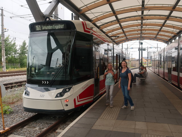 Mama und Sabine im Bahnhof Gmunden, 479 m