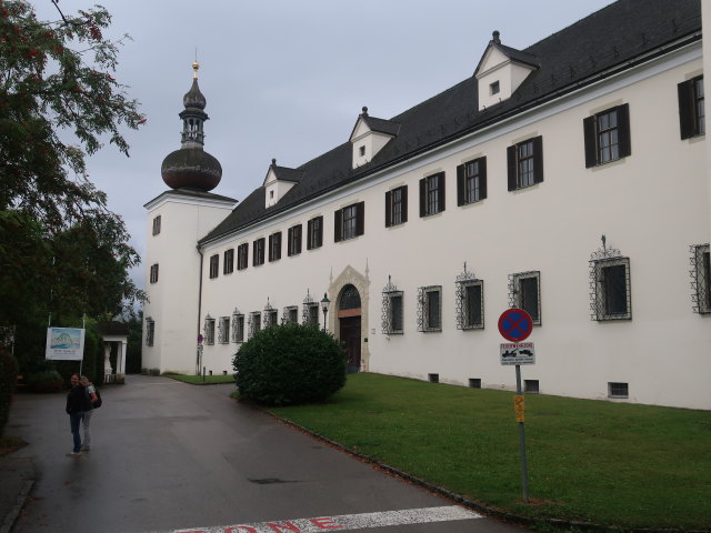 Sabine und Mama beim Landschloss Ort