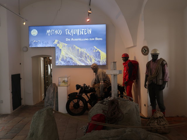 Sonderausstellung 'Mythos Traunstein' im Seeschloss Ort, 425 m