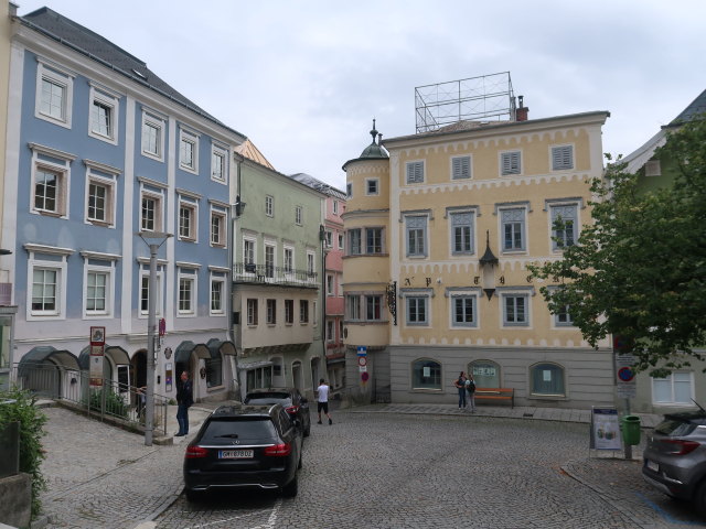 Sabine und Mama am Marktplatz