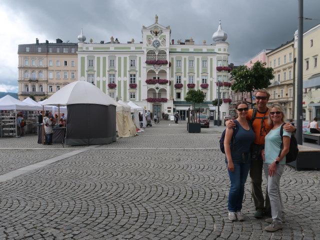 Sabine, ich und Mama am Rathausplatz