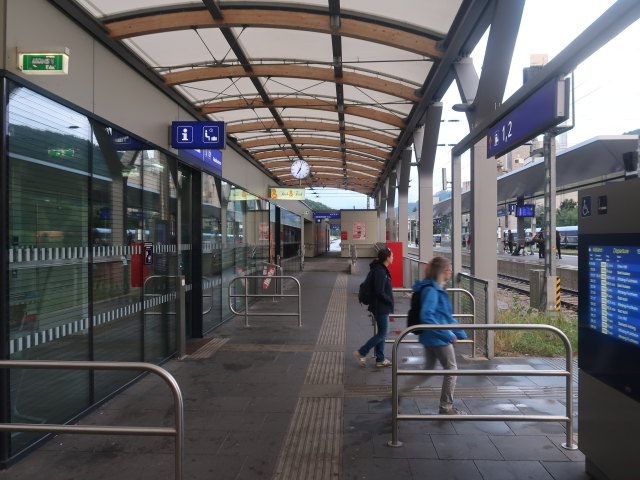 Sabine und Mama im Bahnhof Gmunden, 479 m