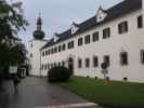 Sabine und Mama beim Landschloss Ort