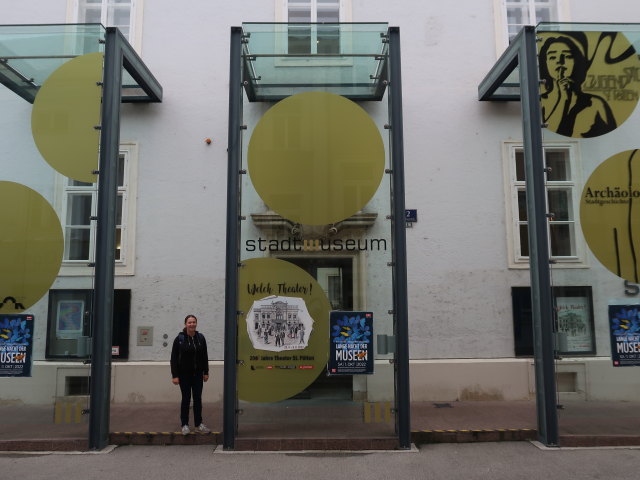 Sabine beim Stadtmuseum St. P&ouml;lten