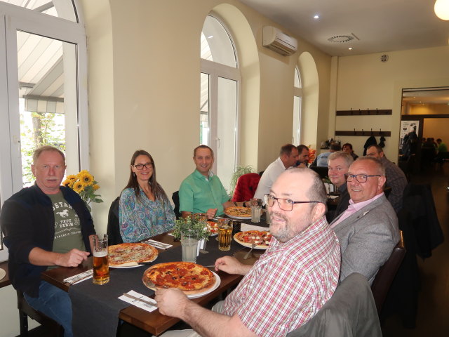 Franz, Iris, ich, Gerhard, Werner und Karl in der Pizzeria Dolce Vita