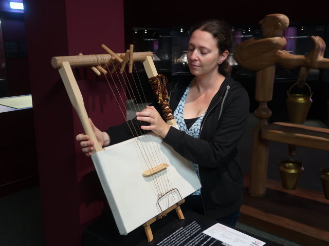 Sabine in der Sonderausstellung 'Königreiche der Eisenzeit' im Museum Mistelbach