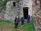 Annamarie, Sabine und Robert bei der Stadtmauer