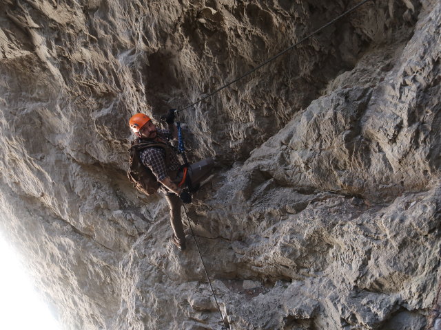 Tristans Kirchboden-Klettersteig: Manuel in der H&ouml;hle