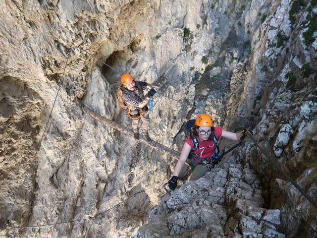 Tristans Kirchboden-Klettersteig: Manuel und Hannelore auf der Schlundbr&uuml;cke