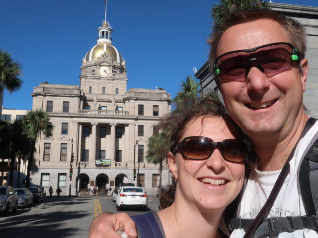 Sabine und ich bei der Savannah City Hall (8. Nov.)