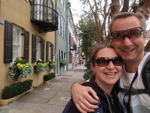 Sabine und ich in der Rainbow Row in Charleston (9. Nov.)