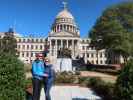 Ich und Sabine beim Mississippi State Capitol in Jackson (17. Nov.)