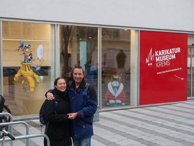 Sabine und ich beim Karikaturmuseum