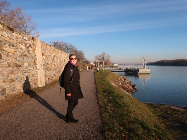 Sabine auf der Sepp-Puchinger-Promenade