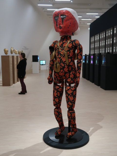 Sabine in der Ausstellung 'Rendezvous mit der Sammlung - Kunst von 1960 bis heute'