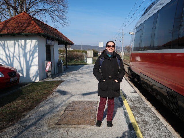 Sabine im Bahnhof Donnerskirchen, 127 m