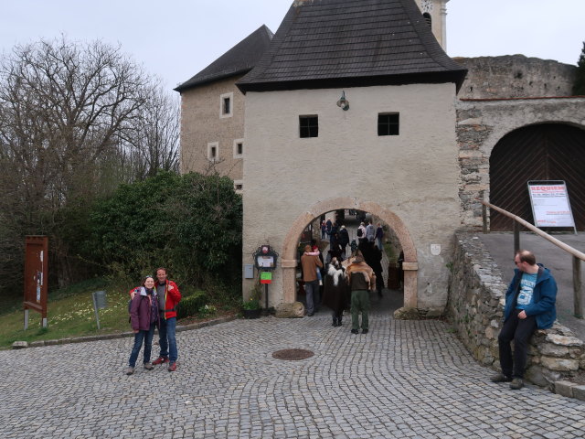 Sabine und Jörg beim Schloss Gloggnitz