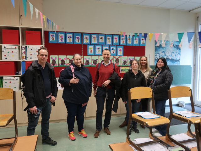 Wolfgang, Susanne, ich, Cornelia, Alexandra und Isabella in der Volksschule Klenaugasse