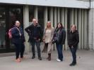 Susanne, Wolfgang, Alexandra, Isabella und Cornelia bei der Volksschule Klenaugasse