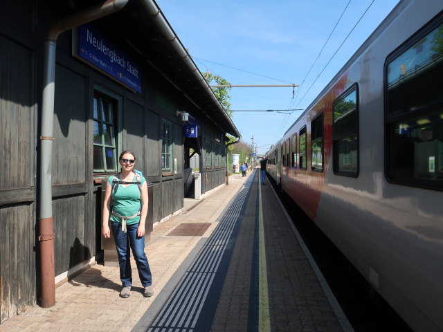 Sabine im Bahnhof Neulengbach Stadt, 249 m