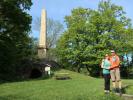 Sabine und ich beim Obelisk Hadersfeld, 441 m