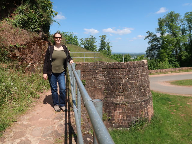 Sabine in der Festungsruine Hohenburg in Homburg (18. Mai)