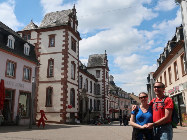 Sabine und ich beim Stadthaus in Merzig (20. Mai)