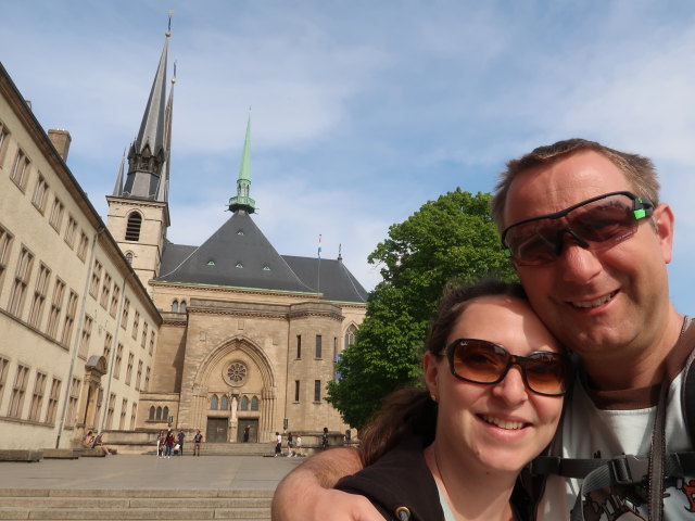 Sabine und ich bei der Kathedral Notre-Dame in Lëtzebuerg (21. Mai)