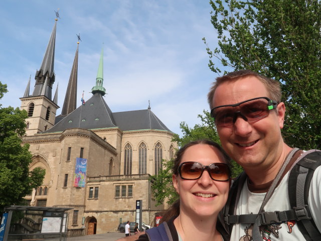 Sabine und ich bei der Kathedral Notre-Dame in Lëtzebuerg (21. Mai)
