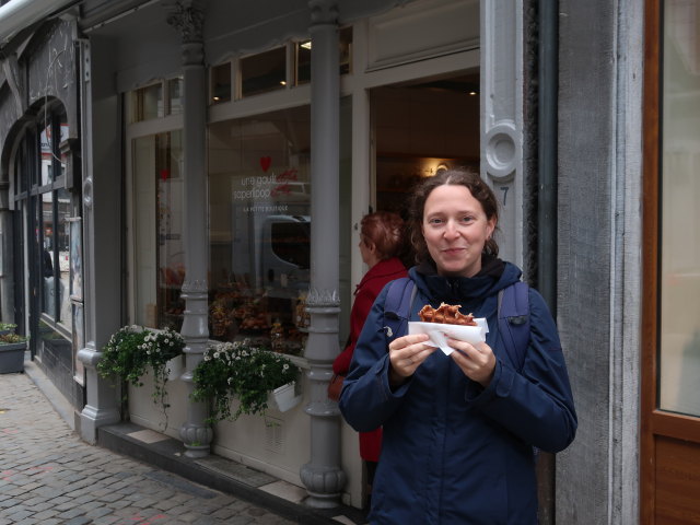 Sabine bei der Boulangerie 'Une Gaufrette Saperlipopette' in Liège (23. Mai)