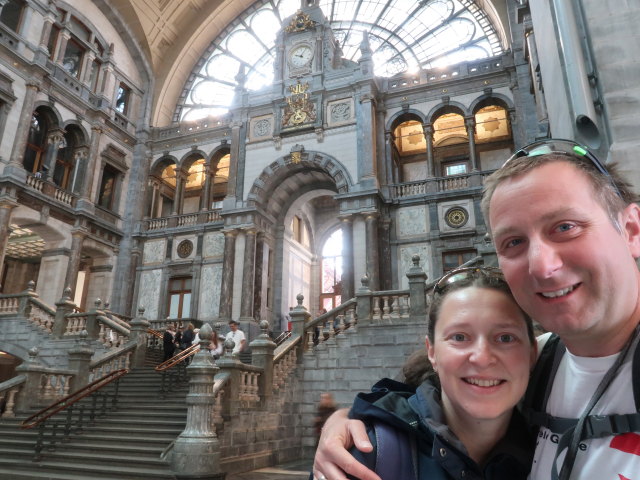 Sabine und ich in der Station Antwerpen-Centraal (27. Mai)