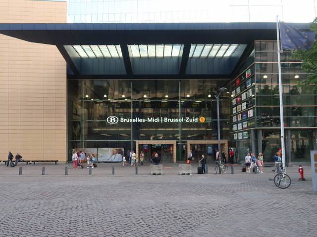 Sabine bei der Station Brussel-Zuid (29. Mai)