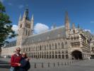 Ich und Sabine bei der Lakenhalle in Ieper (25. Mai)