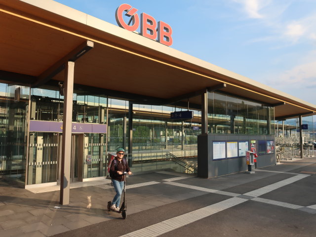 Sabine im Bahnhof Ternitz, 393 m