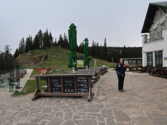 Sabine bei der Bergstation der Rax-Seilbahn, 1.545 m