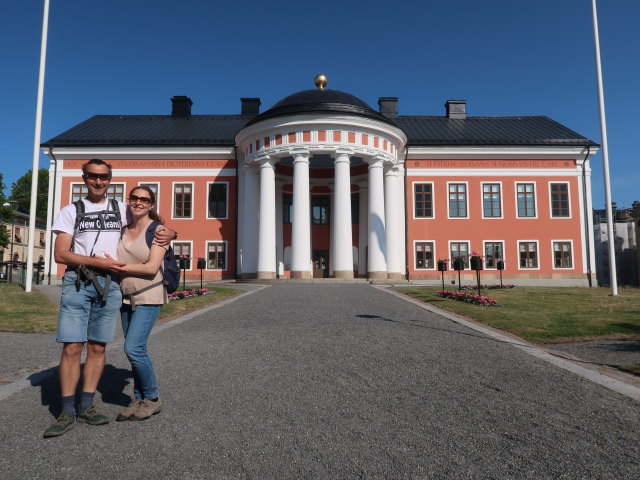 Ich und Sabine beim Rådhus in Härnösand (17. Juni)