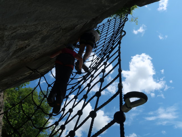 Draublick-Klettersteig: Sonja und Josef im Kletternetz