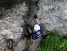 Draublick-Klettersteig: Dominic im Überhang