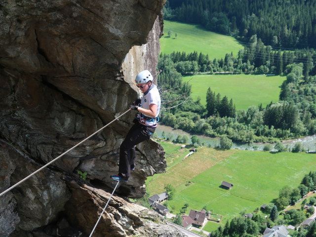 Danielsberg-Klettersteig: Ursa auf der Seilbrücke