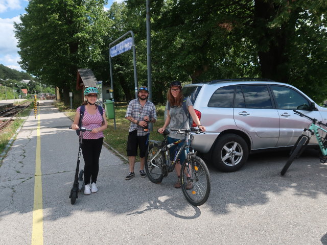 Sabine, Manuel und Hannelore im Bahnhof Grünbach am Schneeberg, 557 m